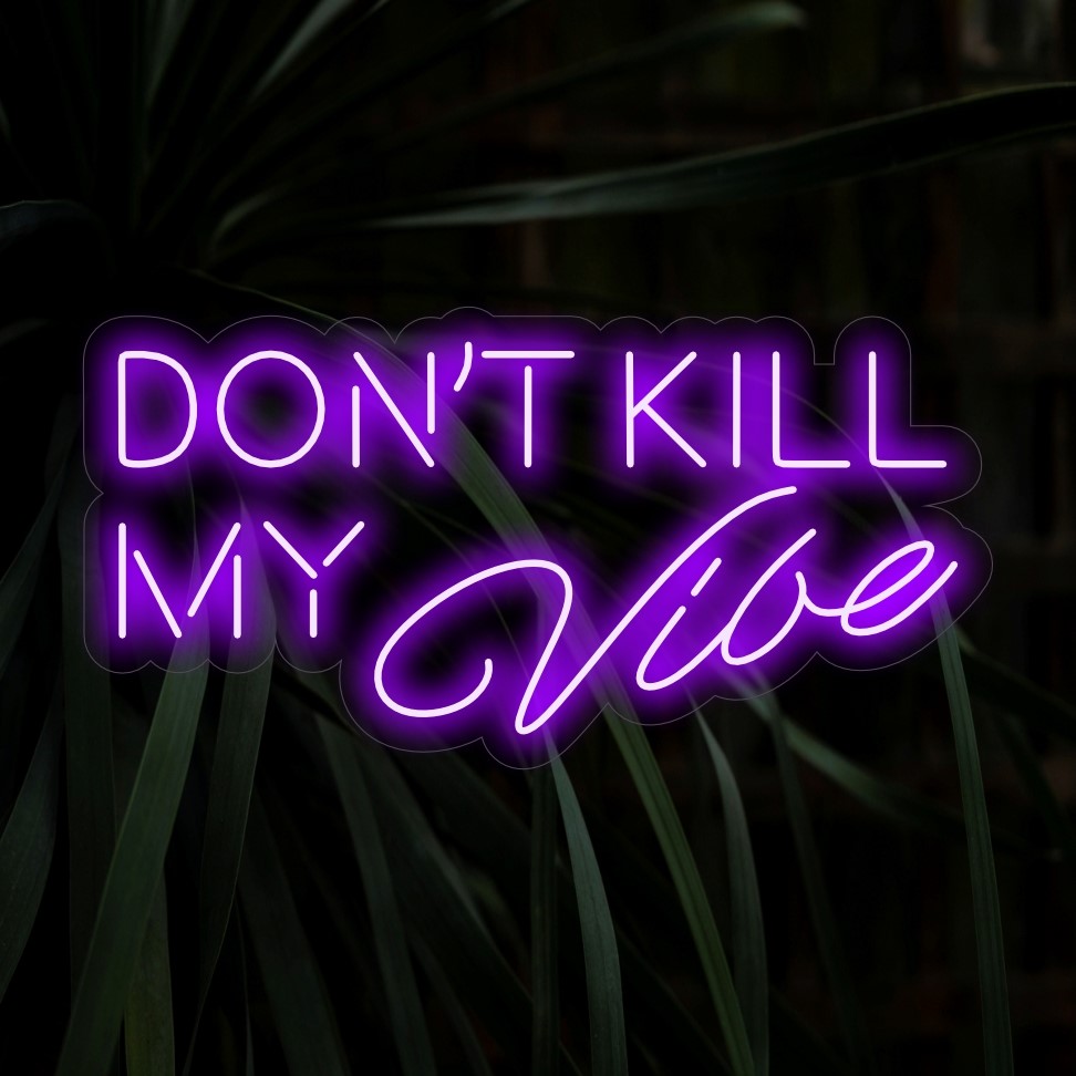 Das Neonschild „Don‘t Kill My Vibe“ leuchtet in einem lebendigen Licht und vermittelt die Botschaft, positive Energie zu bewahren. Damit eignet es sich perfekt für Räume, die Selbstvertrauen und eine lebendige Atmosphäre ausstrahlen.