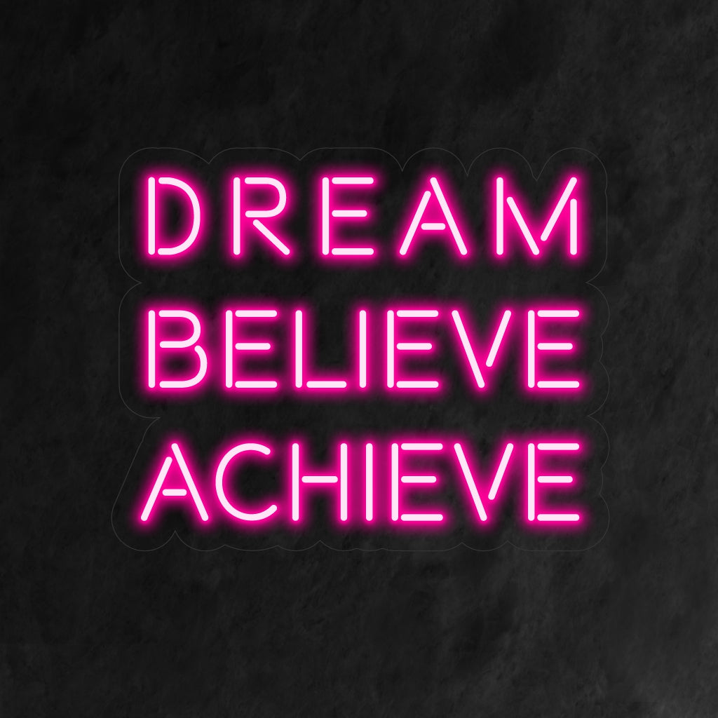 Das Neonschild „Dream, Believe, Achieve“ strahlt Ermächtigung aus und symbolisiert die transformierende Reise vom Traum zur Verwirklichung, was es ideal für motivierende Räume macht.