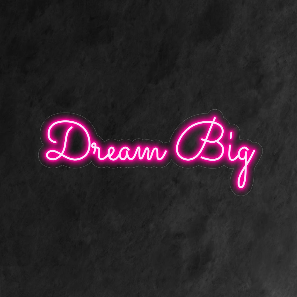„Dream Big Neon Sign“ leuchtet mit einem motivierenden Glanz, der Ehrgeiz und Streben weckt und sich somit perfekt für Räume eignet, die dem persönlichen Wachstum und der Ermutigung gewidmet sind.