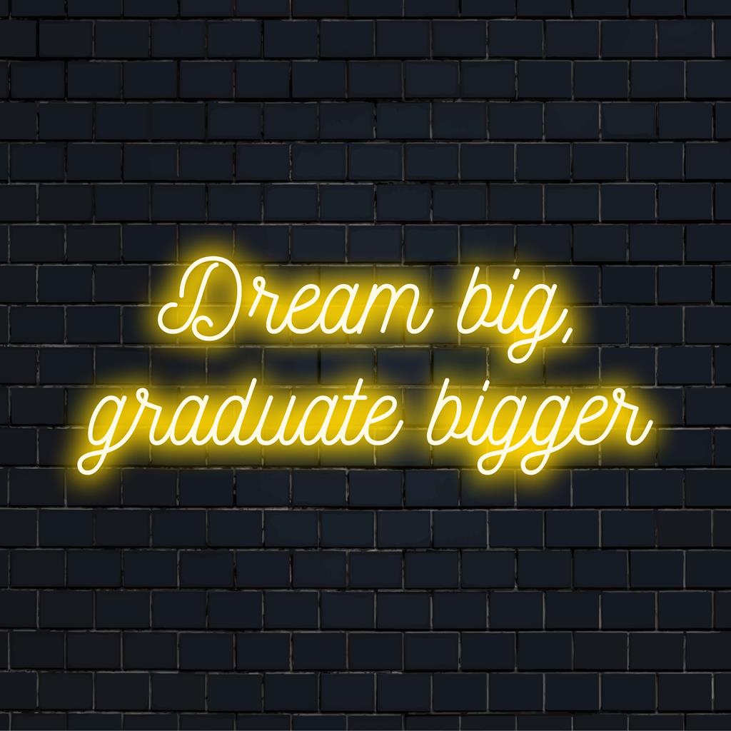 Das LED-Neon-Kunstschild zeigt „Dream Big, Graduate Bigger“ in leuchtenden Farben, ideal zur Motivation und zum Feiern.