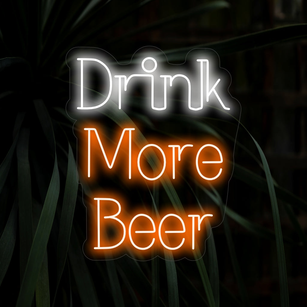 „Drink More Beer Neon Sign“ strahlt ein lebendiges Leuchten aus, perfekt für Bars und Räume mit geselliger Atmosphäre.