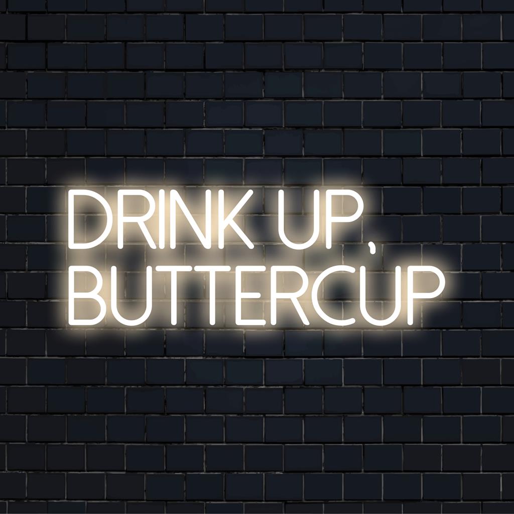 Maßgefertigtes LED-Neonschild mit der Aufschrift „Drink Up, Buttercup“ in hellem Neon, ideal für personalisierte Neon-Wandkunst und -Dekoration.