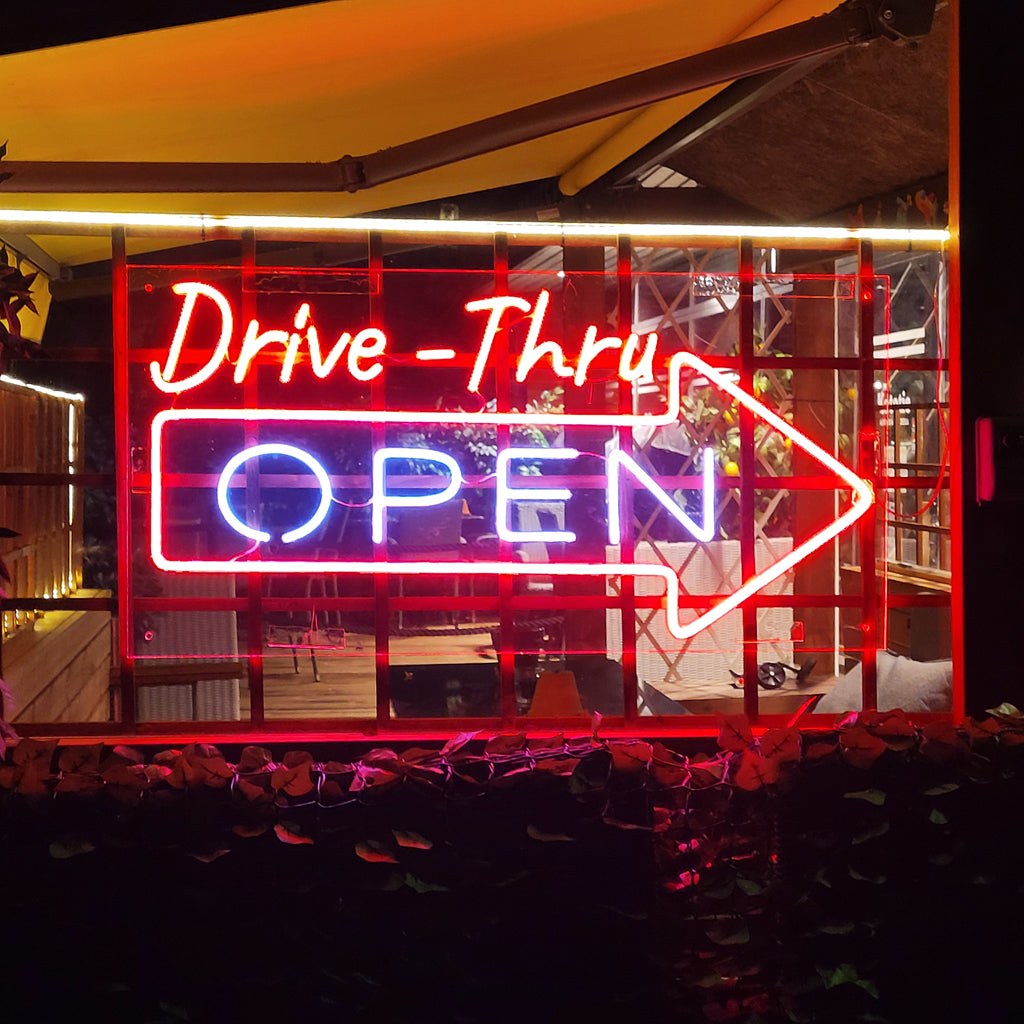 „Drive Thru Open Neonkyltti“ leuchtet hell und lädt Kunden ein, den Komfort des Drive-Thru-Service zu genießen.