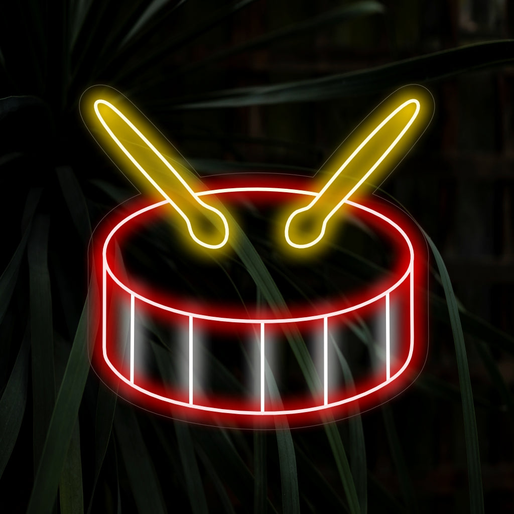 „Drum With Sticks Neon Sign“ pulsiert mit einem rhythmischen Leuchten, ideal für Musikstudios und Räume, die der Kunst des Trommelns gewidmet sind.