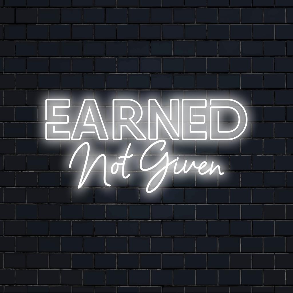 Individuelles LED-Neonschild mit dem Satz „Earned Not Given“. Perfekt für eine personalisierte Neonlichtdekoration.