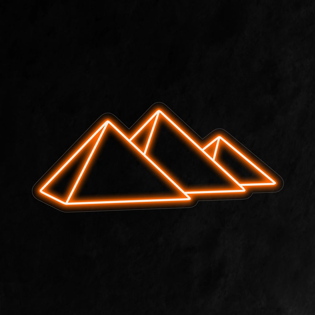 „Egyptian Pyramids Neon Sign“ leuchtet in majestätischem Glanz, perfekt für Geschichtsliebhaber und Orte, die die Wunder alter Zivilisationen zu schätzen wissen, und verleiht der Atmosphäre kulturelle Bedeutung.