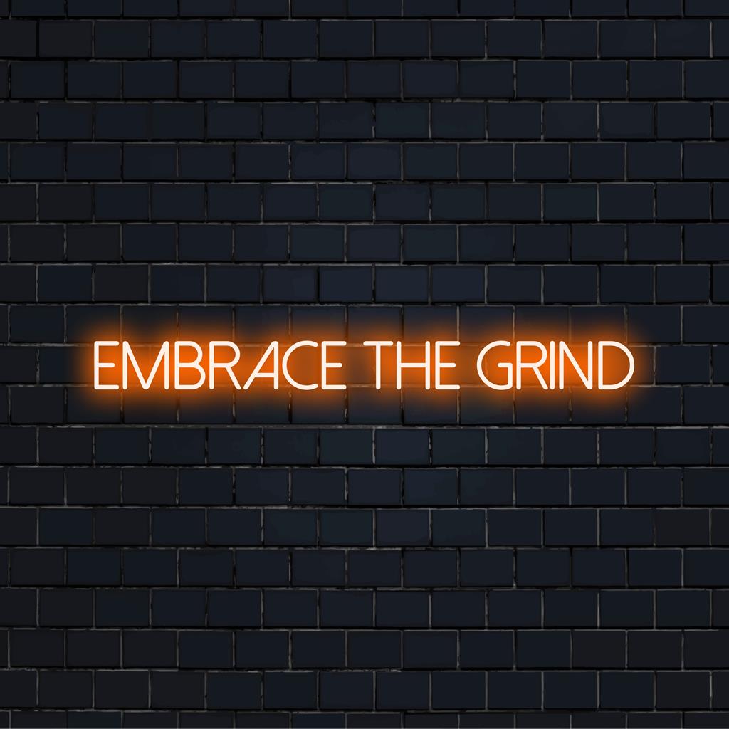 Maßgefertigtes LED-Neonschild „Embrace The Grind“ mit einem inspirierenden Zitat, perfekt für eine motivierende Dekoration.
