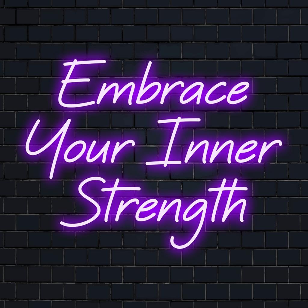 Das individuelle LED-Neonschild strahlt mit seiner lebendigen Botschaft „Embrace Your Inner Strength“ Motivation aus und eignet sich perfekt für eine individuelle Einrichtung.