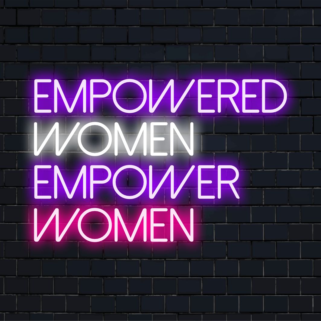 Individuelles LED-Neonschild mit der Aufschrift „Empowered Women Empower Women“ in leuchtenden Farben, perfekt für eine inspirierende Wanddekoration.