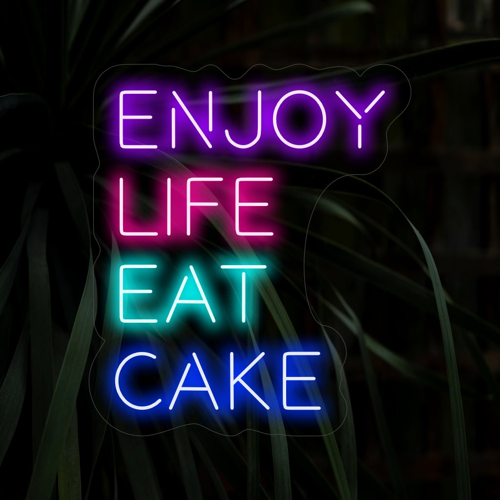 Das Neonschild „Enjoy Life Eat Cake“ leuchtet in einem süßen Glanz, perfekt für Bäckereien und Räume, in denen die freudigen Momente des Lebens gefeiert werden.