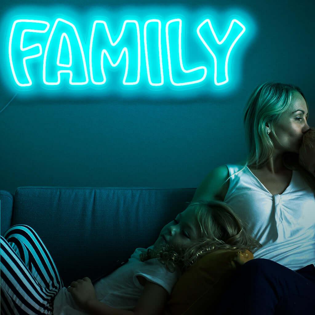 „Family Neon Sign“ leuchtet mit einem warmen Schein, perfekt für Häuser und Räume, in denen die Bedeutung der Familie gefeiert wird, und schafft eine einladende und beruhigende Atmosphäre.