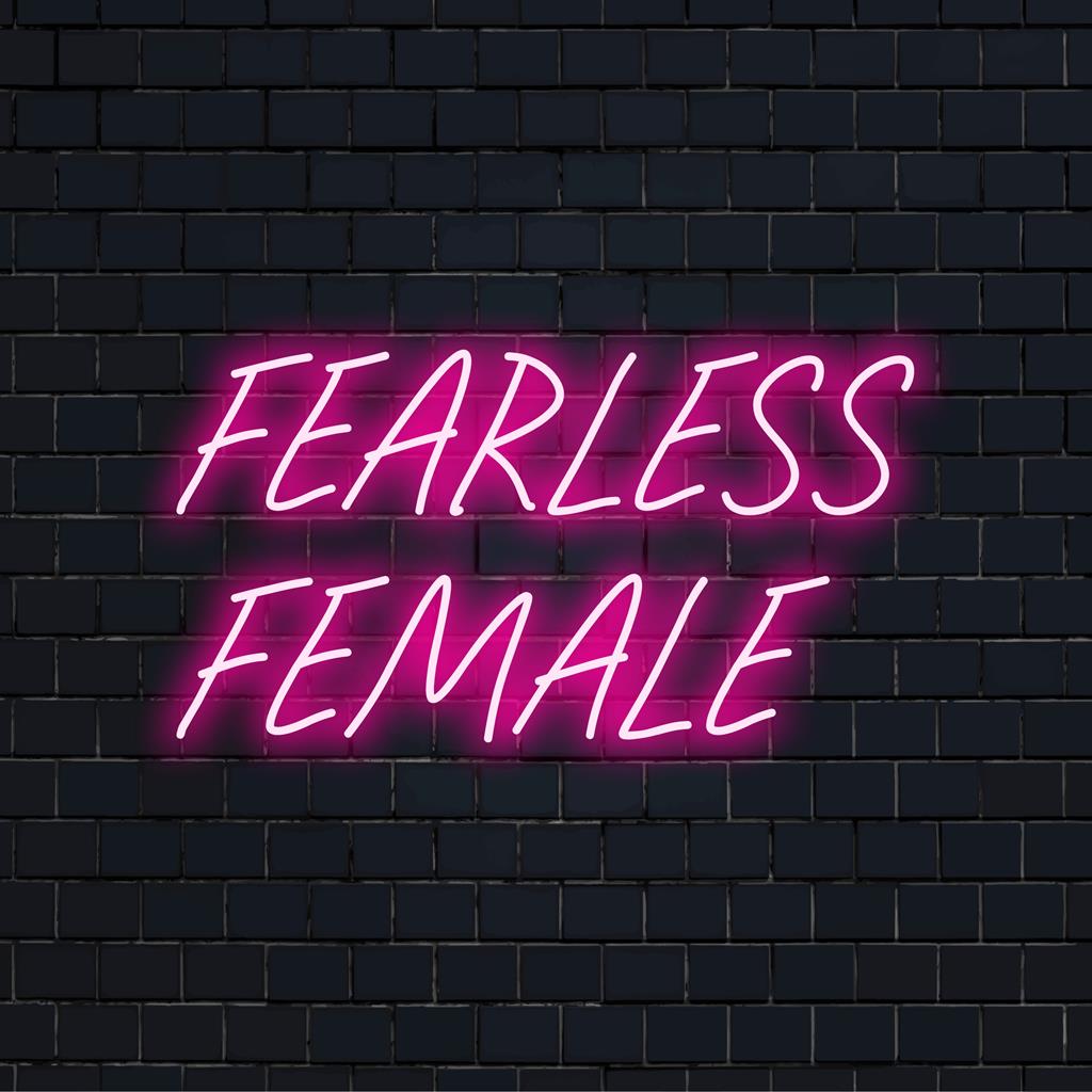 Maßgefertigtes LED-Neonschild mit dem Satz „Fearless Female“ in leuchtender Schrift für moderne Wanddekoration und kraftvolle Neonlichtkunst.