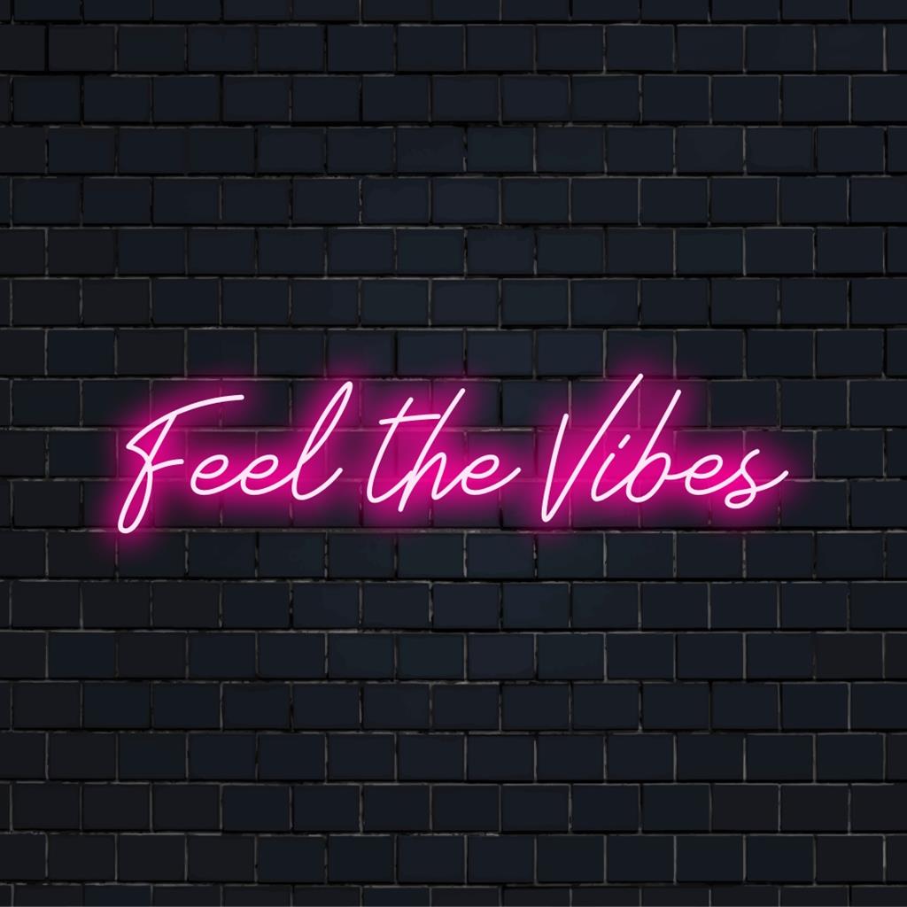 Auf dem benutzerdefinierten LED-Neonschild steht „Feel The Vibes“, perfekt für eine lebendige und personalisierte Neon-Zitat-Dekoration.