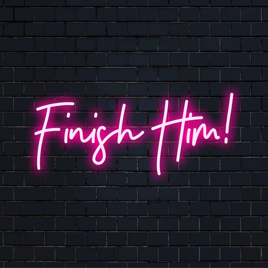 Maßgefertigtes LED-Neonschild mit der fettgedruckten Aufschrift „Finish Him!“ in leuchtendem Neon, perfekt für einzigartige Wandkunst und personalisierte Lichtdekoration.