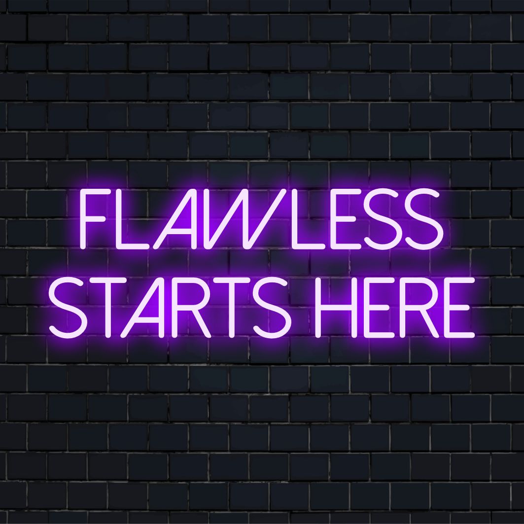 Individuelles LED-Neonschild mit der Aufschrift „Flawless Starts Here“ in heller Schrift, ideal für moderne Einrichtung oder Selfie-Hintergründe.