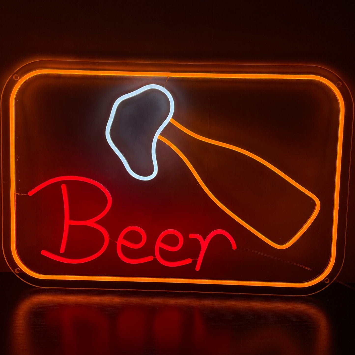 „Foamy Bottled Beer Neon Sign“ – Sprudelt vor Pub-Atmosphäre, perfekt für Bars und Brauereien, die die Freude an einem kalten, schaumigen Bier feiern.