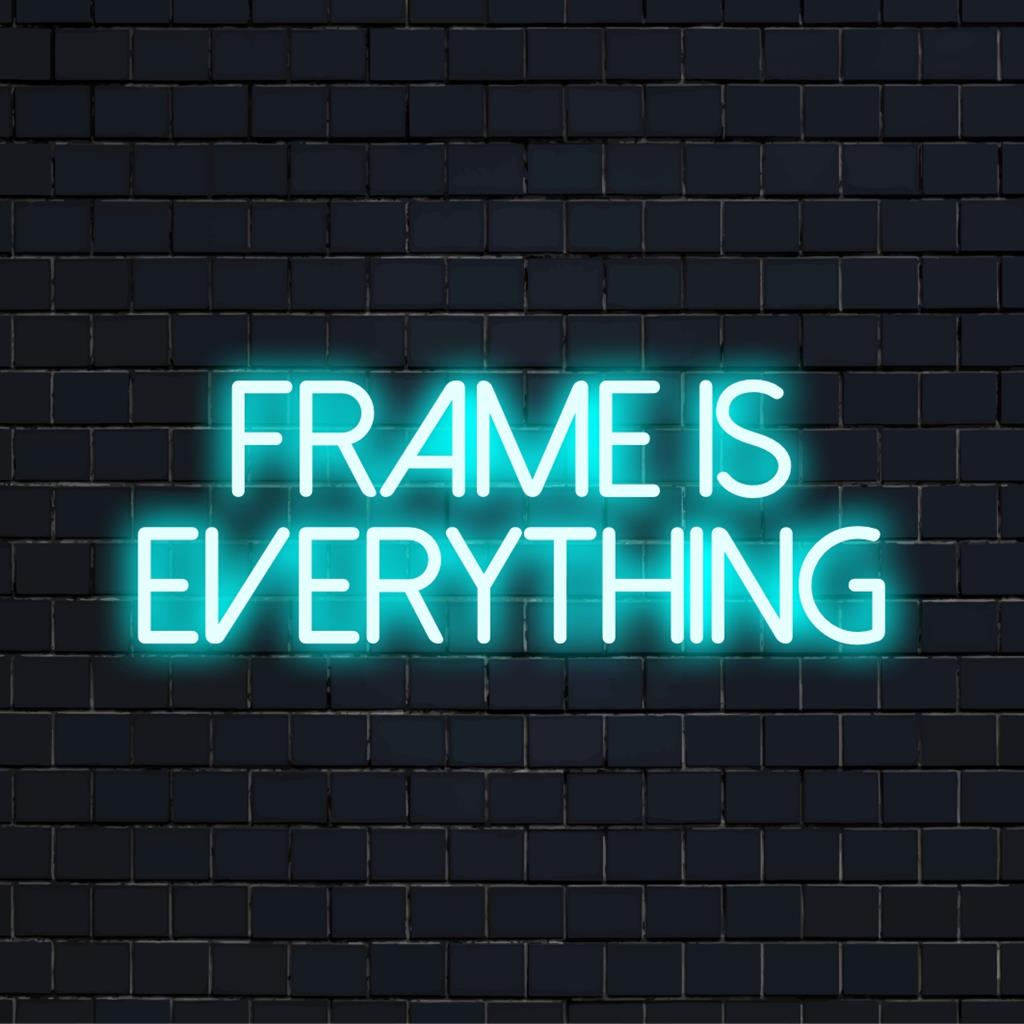 Individuelles LED-Neonschild „Frame Is Everything“, das elegante Handwerkskunst in leuchtenden Neonfarben hervorhebt. Perfektes Deko-Statement.