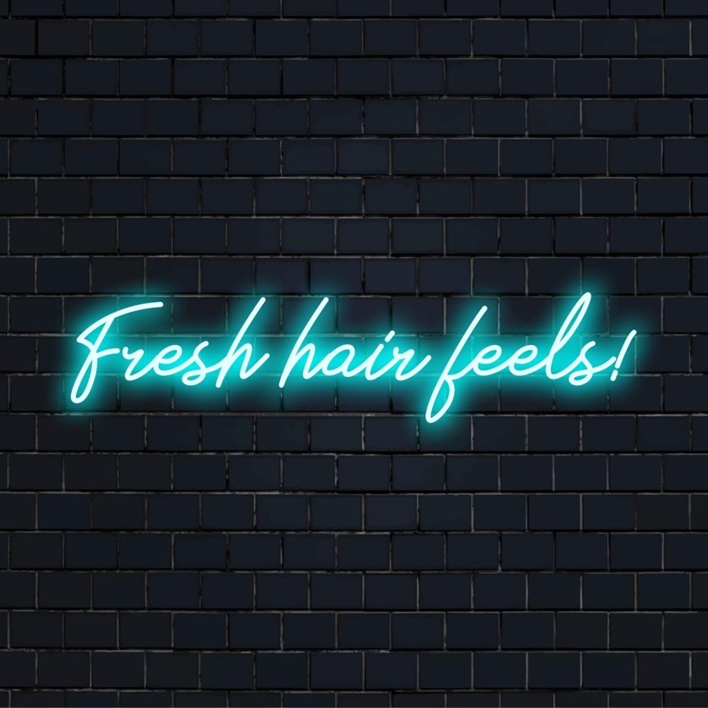 Individuelles LED-Neonschild mit der Aufschrift „Fresh Hair Feels!“ in leuchtenden Lichtern, perfekt für Salons oder Körperpflegebereiche.