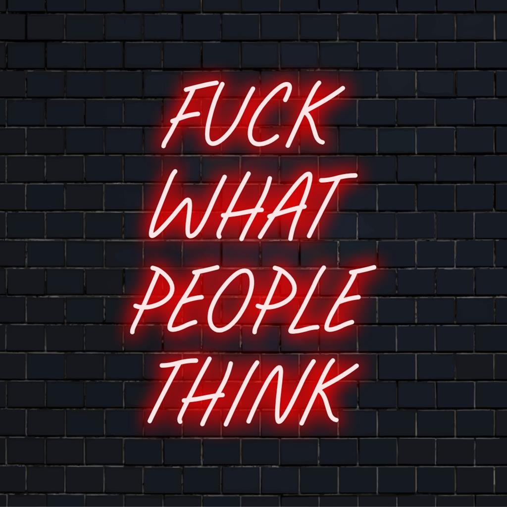 Maßgeschneiderte LED-Neonkunst mit der Botschaft „Fuck What People Think“, die modernen Neonzitatstil und auffälliges Lichtdesign vereint.
