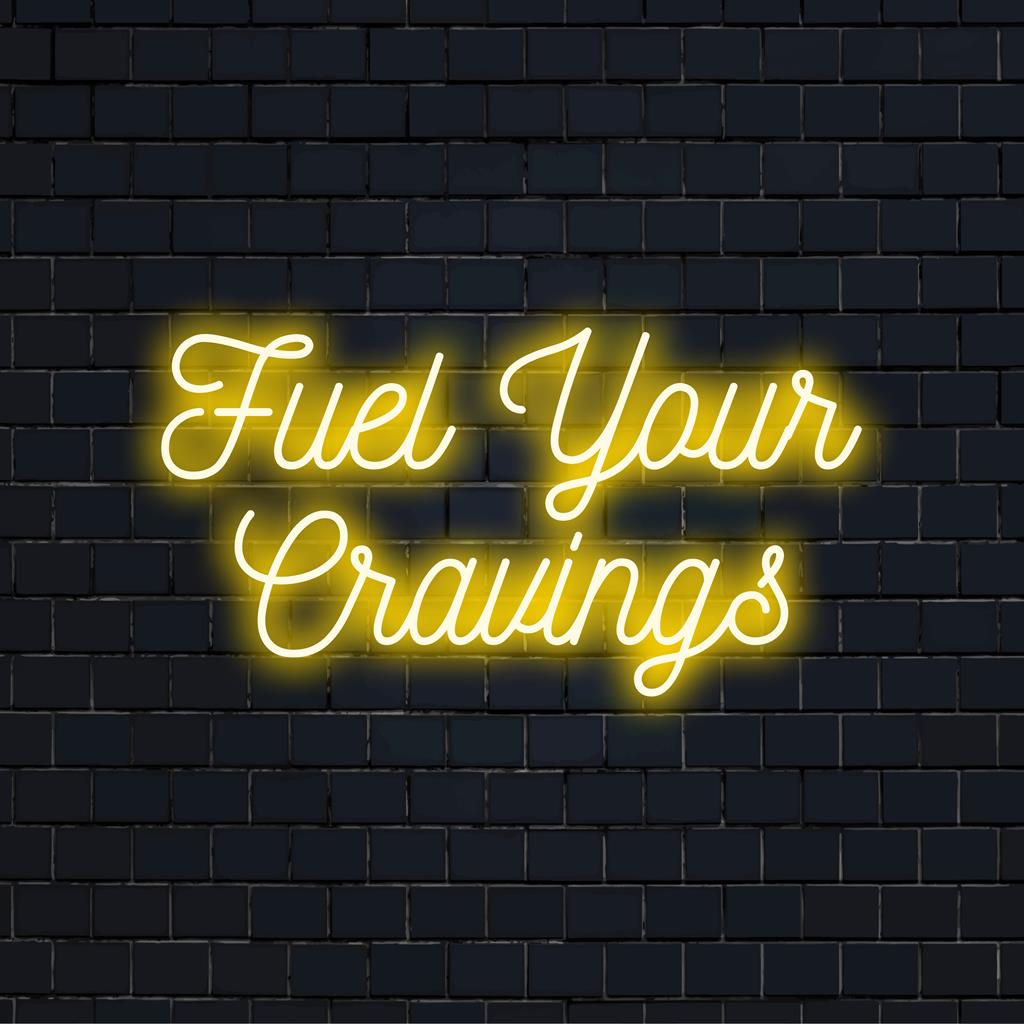 Individuelles LED-Neonschild mit dem Satz „Fuel Your Cravings“, mit modernem typografischem Design und lebendigen Neonfarben.