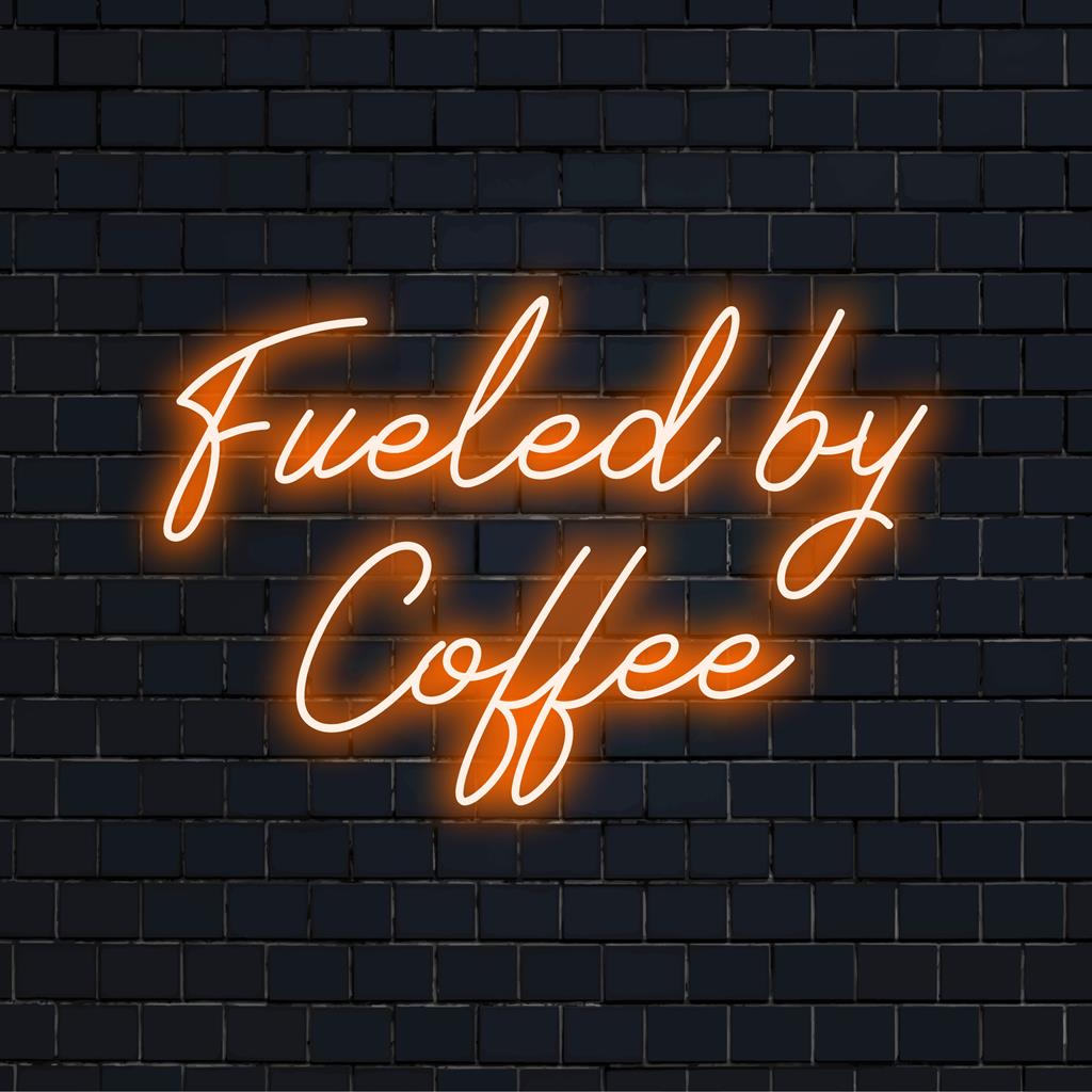 Maßgefertigtes LED-Neonschild mit der Aufschrift „Fueled by Coffee“. Perfekte Neon-Wandkunst für Kaffeeliebhaber.