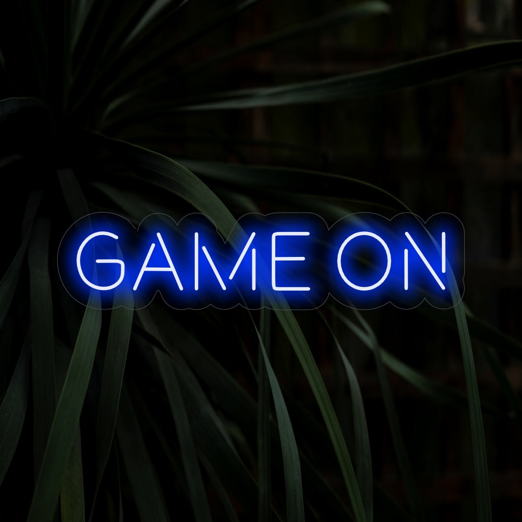 „Game On Neon Sign“ – Strahlt Gaming-Energie aus, perfekt für Spielzimmer und Unterhaltungsbereiche, signalisiert den Beginn einer spannenden Spielzeit.