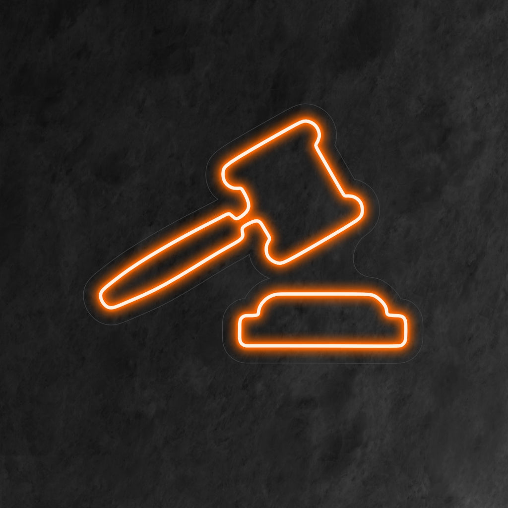 „Gavel of Justice Neon Sign“ – Strahlt Autorität und juristische Vibes aus, perfekt für Anwaltskanzleien und Rechtsräume, symbolisiert das Streben nach Gerechtigkeit.