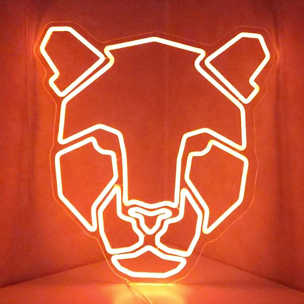 „Geometric Leopard Neon Sign“ – Voller moderner Kunstfertigkeit, perfekt für eklektische Räume und Kunstgalerien, fängt es die Verschmelzung von geometrischem Design und dem wilden Geist eines Leoparden ein.