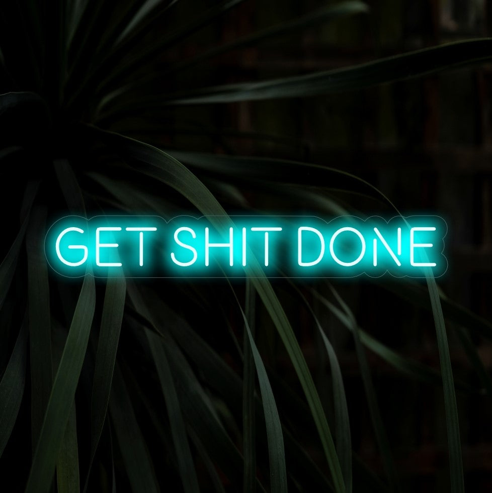„Get Shit Done Neon Sign“ – Strahlt motivierende Energie aus, ist perfekt für Arbeitsräume und Heimbüros und bestärkt Personen, die nach Produktivität streben.