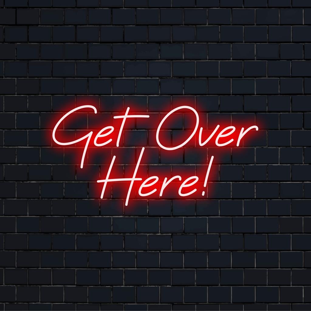 Tintenblaues „Get Over Here!“-LED-Neon-Art-Schild, das vor einem dunklen Hintergrund leuchtet, ideal für lebhafte Neon-Dekor-Umgebungen.