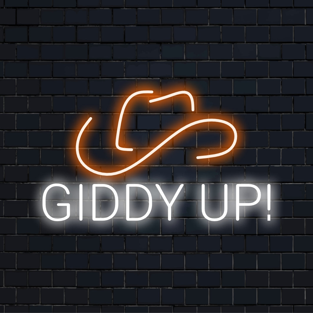 Individuelles LED-Neonschild in Form eines Cowboyhuts mit geschickt eingebetteten Worten „Giddy Up“; auffälliges Neon-Dekorstück.