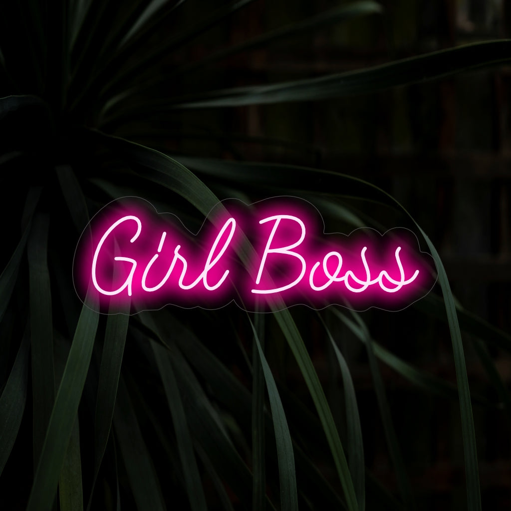 „Girl Boss Neon Sign“ – Strahlt Selbstbewusstsein und Selbstvertrauen aus, perfekt für von Frauen geführte Arbeitsbereiche und Büros, in denen Frauen ihre Führungsrollen annehmen.
