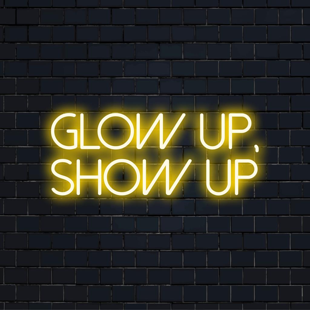 Individuelles LED-Neonschild, lebendiges handgefertigtes Design mit dem Slogan „Glow Up, Show Up“, perfekt für eine personalisierte Neonlichtdekoration.