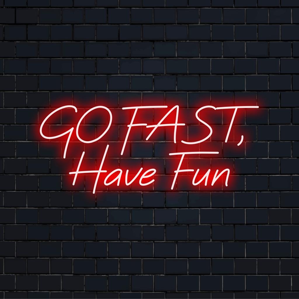 Individuelles LED-Neonschild mit der Aufschrift „Go Fast, Have Fun“, perfekt für lebendige Raumdekoration und personalisierte Lichteffekte.
