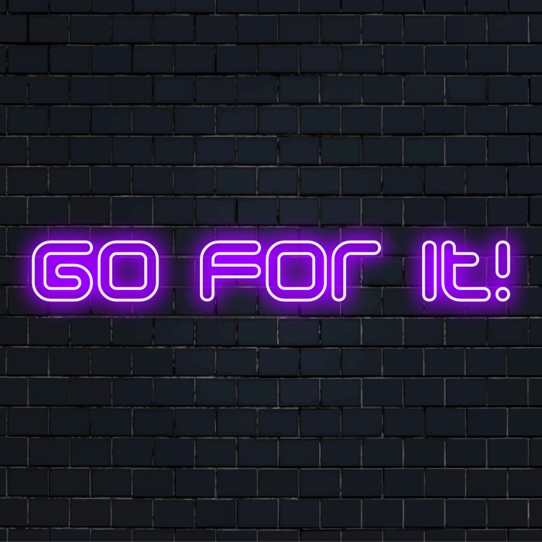 Helles und kräftiges „Go For It!“-LED-Neonschild, perfekt für inspirierende Räume mit lebendigem Neonlichtdekor.