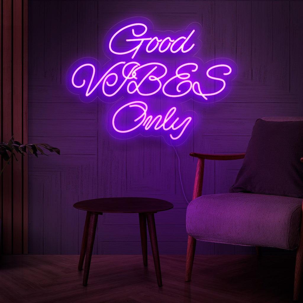 „Good Vibes Only Neon Sign“ – Strahlt Positivität und erhebende Energie aus, perfekt für Räume, in denen eine fröhliche und optimistische Atmosphäre im Vordergrund steht.