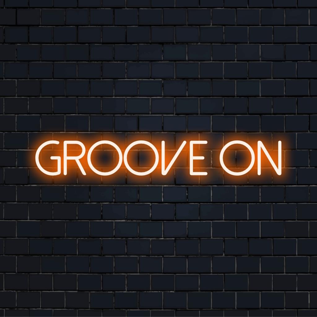 Das elegante LED-Neonschild „Groove On“ ist ein auffälliges Dekor, perfekt, um jedem Raum eine lebendige Note zu verleihen.