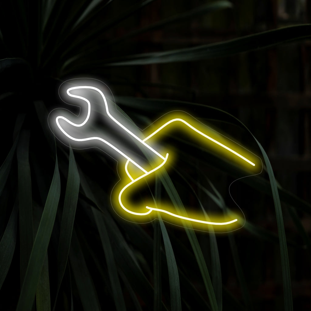 „Hand Holding A Wrench Tool Neon Sign“ – Feiert Handwerkskunst und Handarbeit, perfekt für Werkstätten und Autowerkstätten, die sich dem Handwerk und der Handwerkskunst widmen.