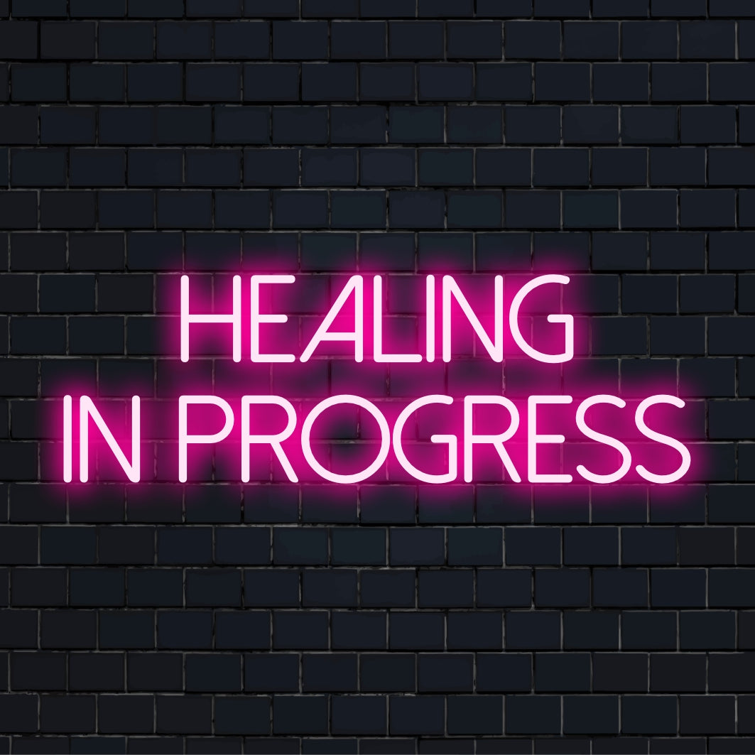 Individuelles LED-Neonschild mit dem Zitat „Healing in Progress“, perfekt für Neon-Heimdekor oder personalisierte Wandkunst.