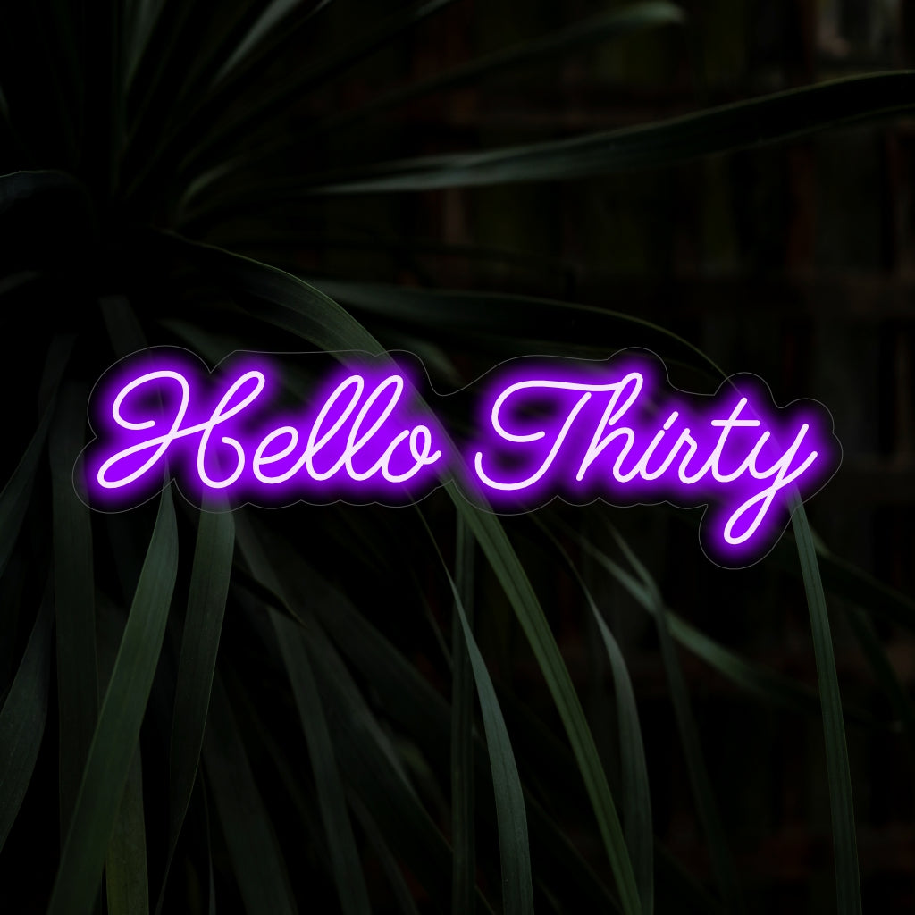 „Hello Thirty Neon Sign“ – Eine fröhliche und festliche Ergänzung für 30. Geburtstagsfeiern, die eine positive und lebendige Stimmung verbreitet, um den Beginn eines neuen Kapitels zu markieren.