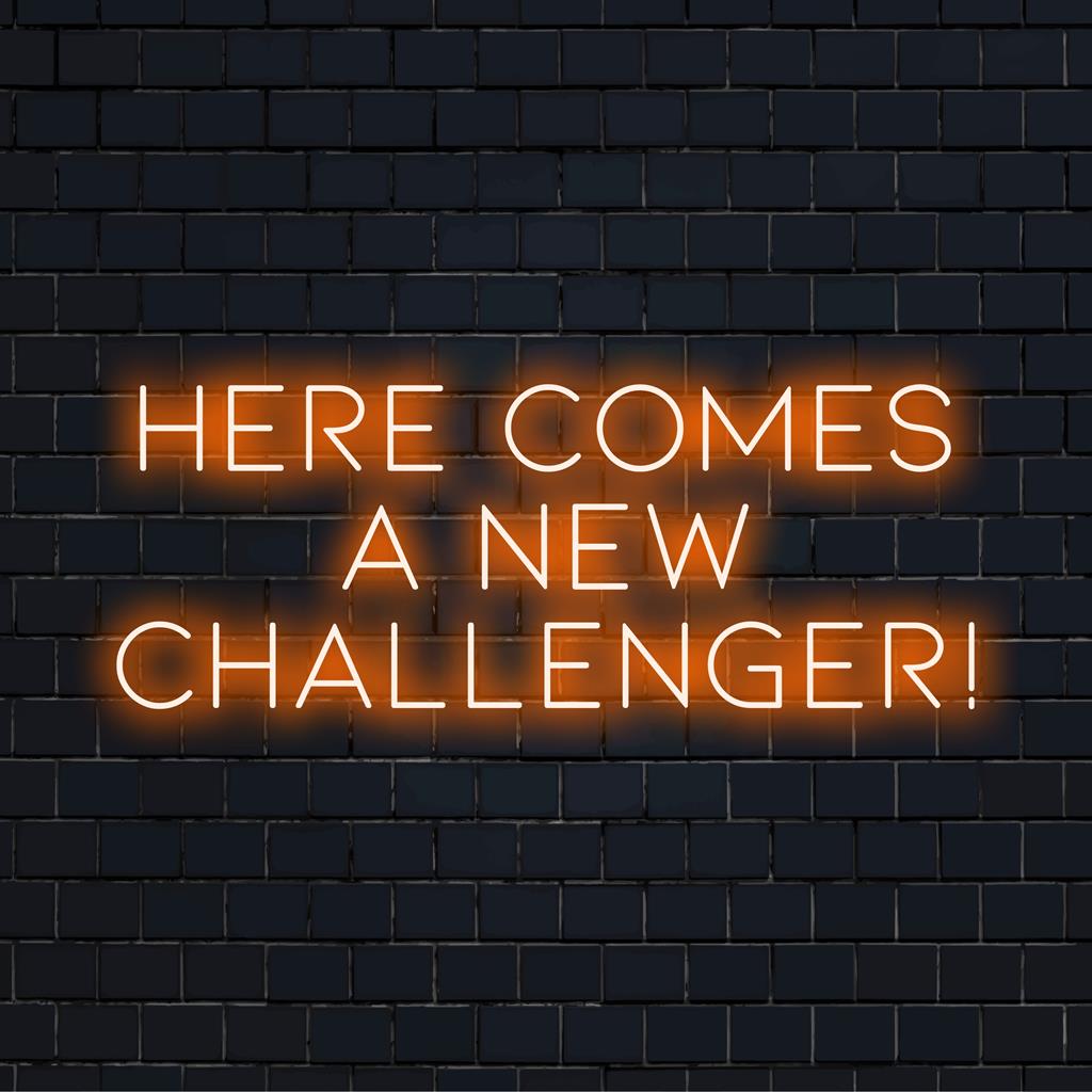 Maßgefertigtes LED-Neonschild mit „Here Comes A New Challenger“ in lebendigem, leuchtendem Text; perfekt für eine einzigartige Lichtdekoration.