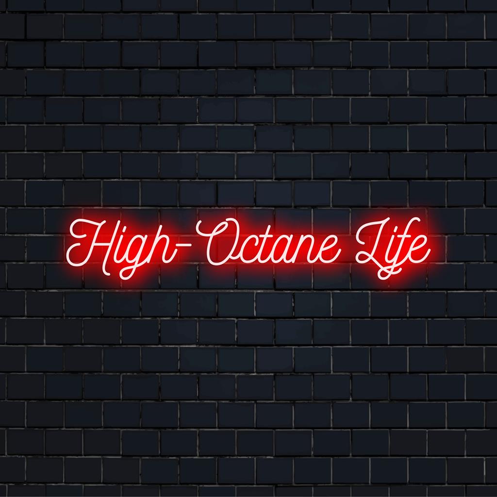 Leuchtendes LED-Neonschild mit dem Spruch „High-Octane Life“ in auffälliger Schriftart. Perfekt für modernes Dekor und inspirierende Räume.