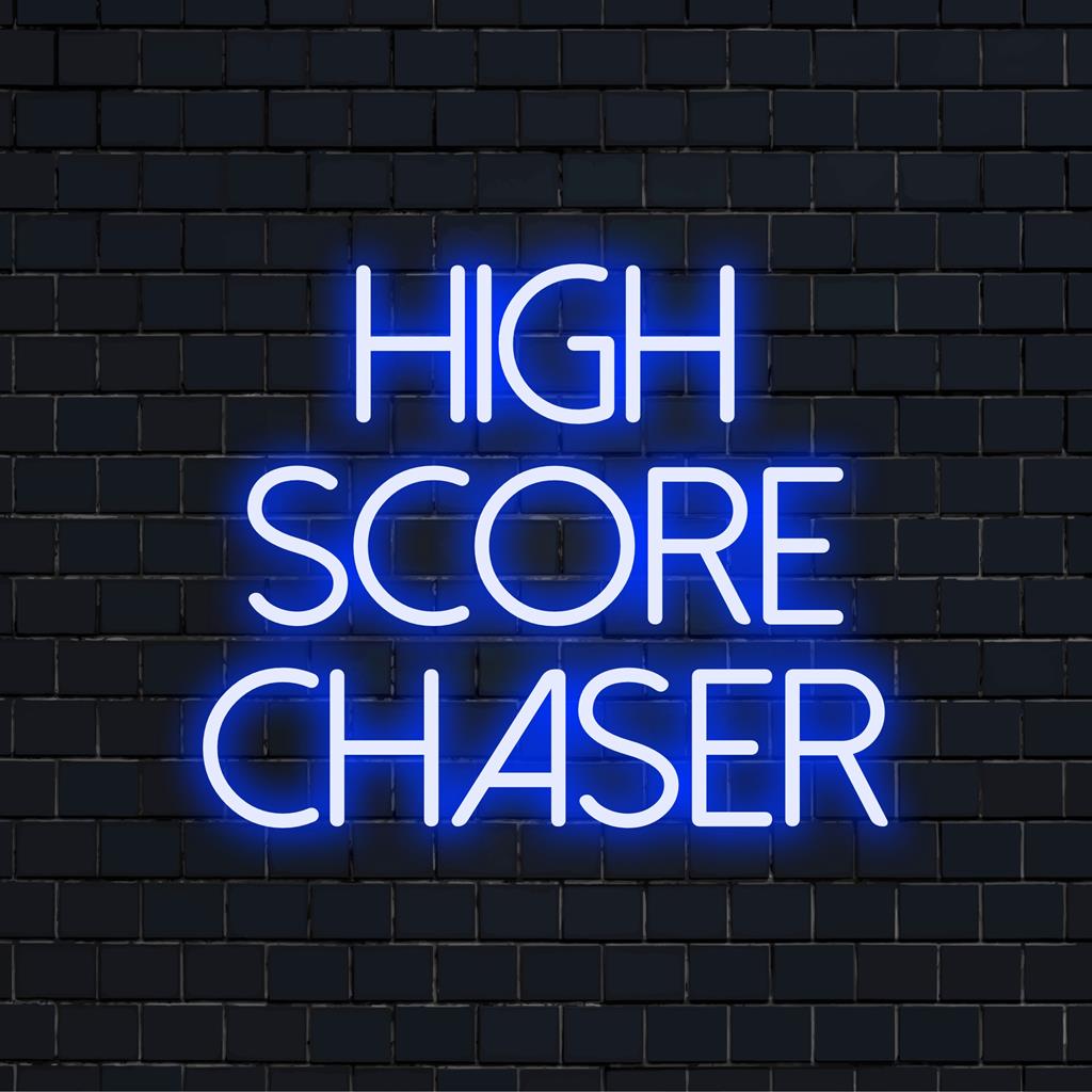 Lebendiges, maßgeschneidertes LED-Neonschild mit dem Namen „High Score Chaser“, das jedem Raum Retro-Gaming-Flair verleiht.