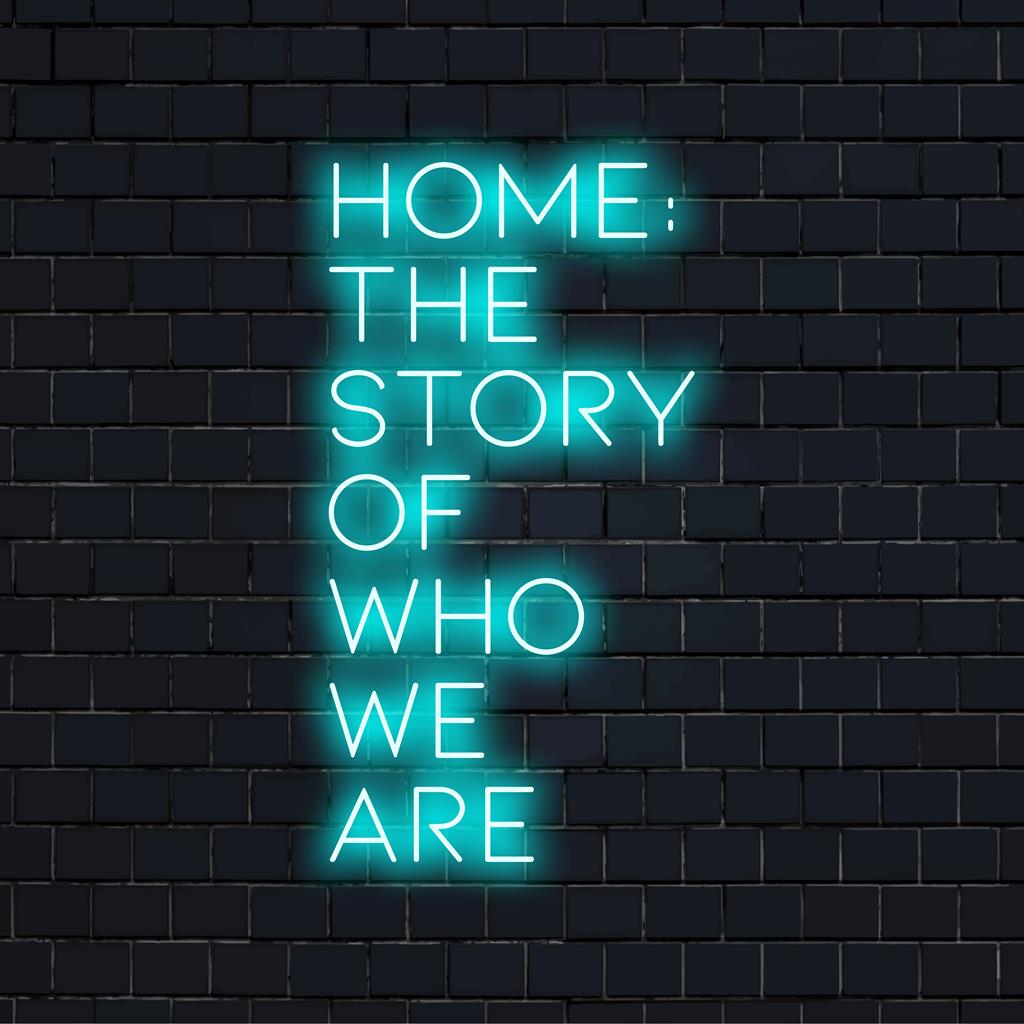 Einzigartiges und lebendiges LED-Neonschild „Home The Story Of Who We Are“; perfekt, um jedem Raum eine persönliche Note zu verleihen.