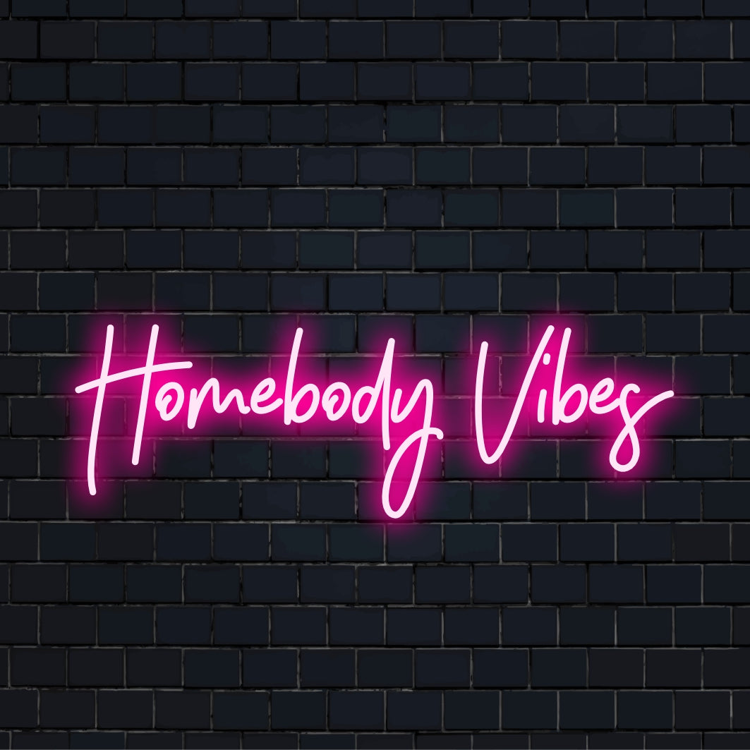 Leuchtender „Homebody Vibes“-Slogan in LED, ideal für gemütliche Räume; perfekte Neondekoration für personalisierte Erlebnisse.