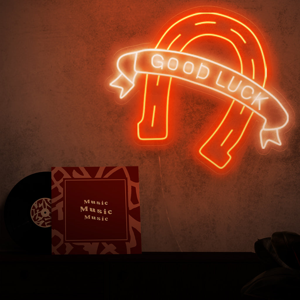 „Hufeisen-Neonschild“ – Als Symbol für Glück und Charme ist dieses Neonlicht eine perfekte Ergänzung für Bars und Casinos und verleiht einen Hauch von Glück und Flair für eine lebendige und einladende Atmosphäre.