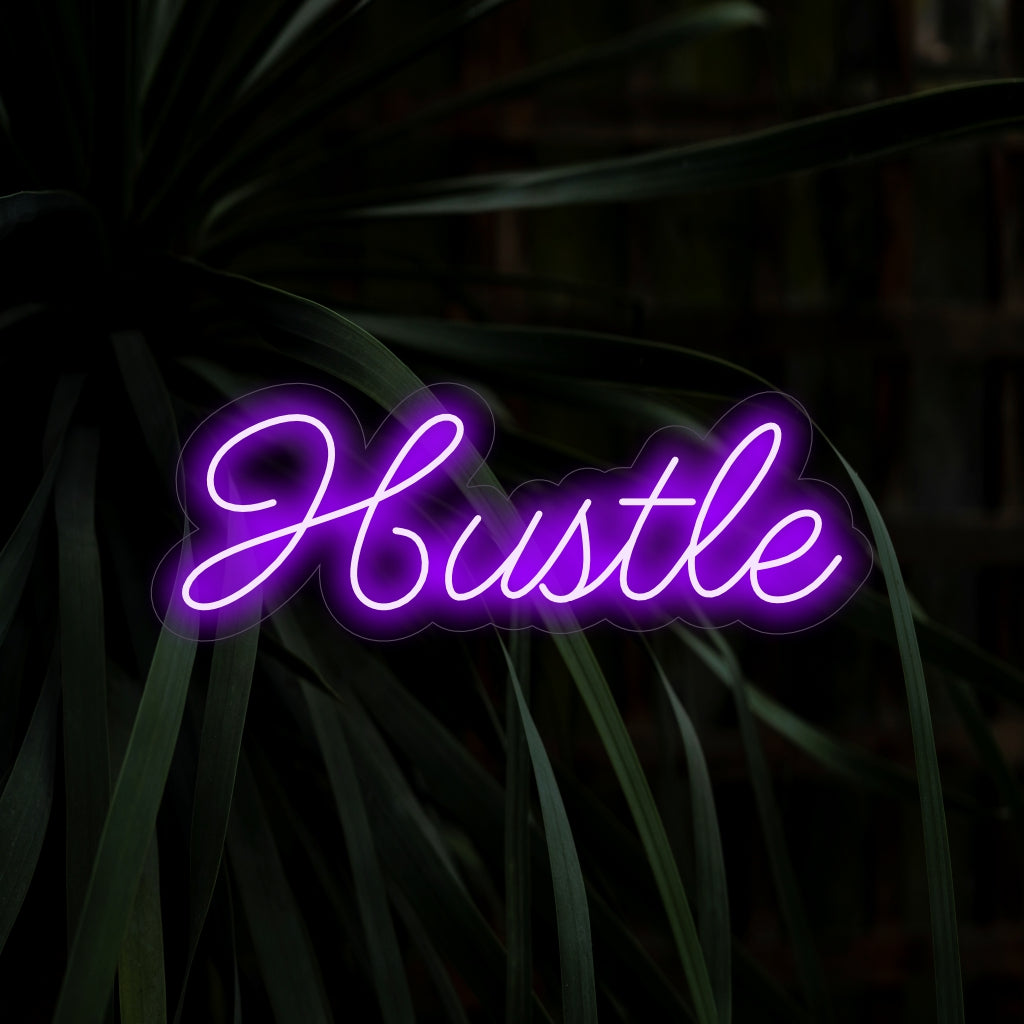 „Hustle Neon Sign“ – Eine motivierende Ergänzung für Arbeitsbereiche mit dem Wort „Hustle“ für eine entschlossene und fleißige Atmosphäre, die eine konzentrierte und kraftvolle Stimmung erzeugt.