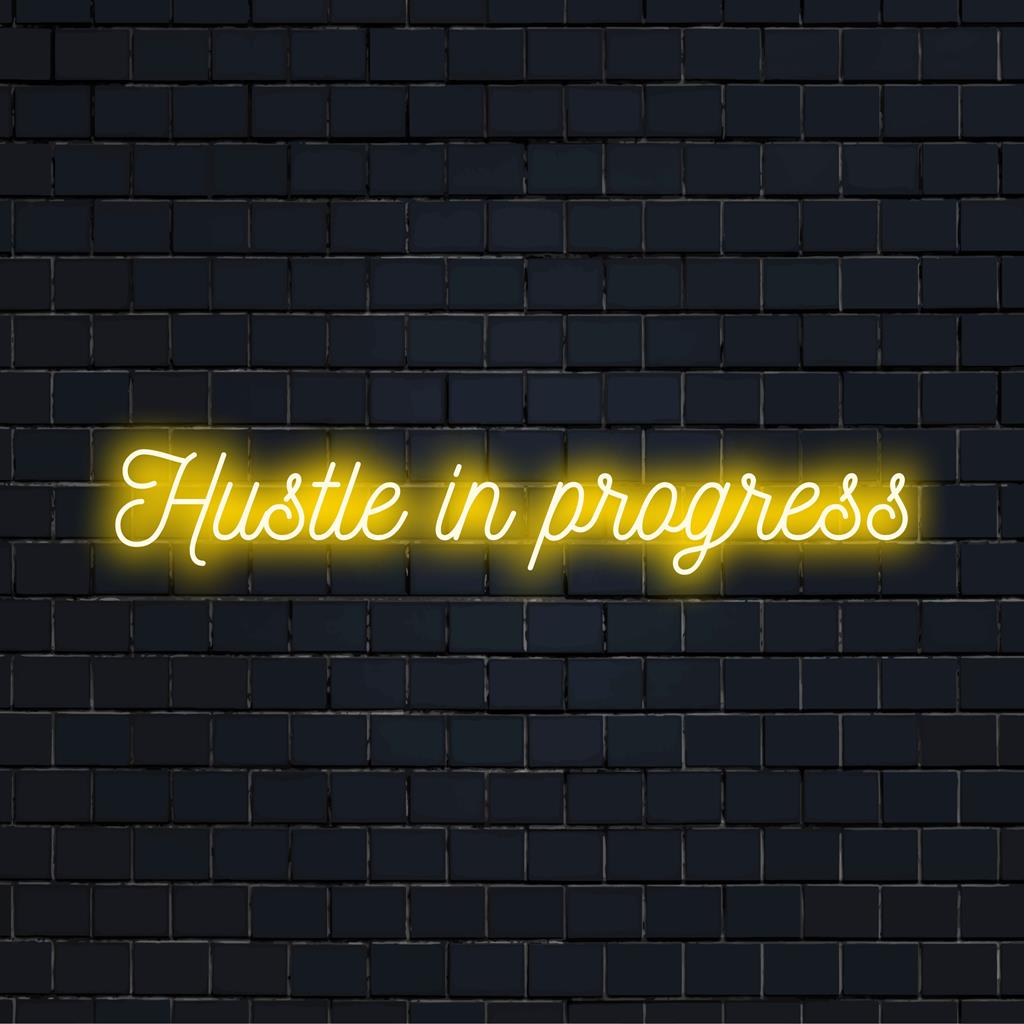 Maßgefertigtes LED-Neonschild mit der Aufschrift „Hustle In Progress“, ideal als motivierende Dekoration für Zuhause oder das Büro.