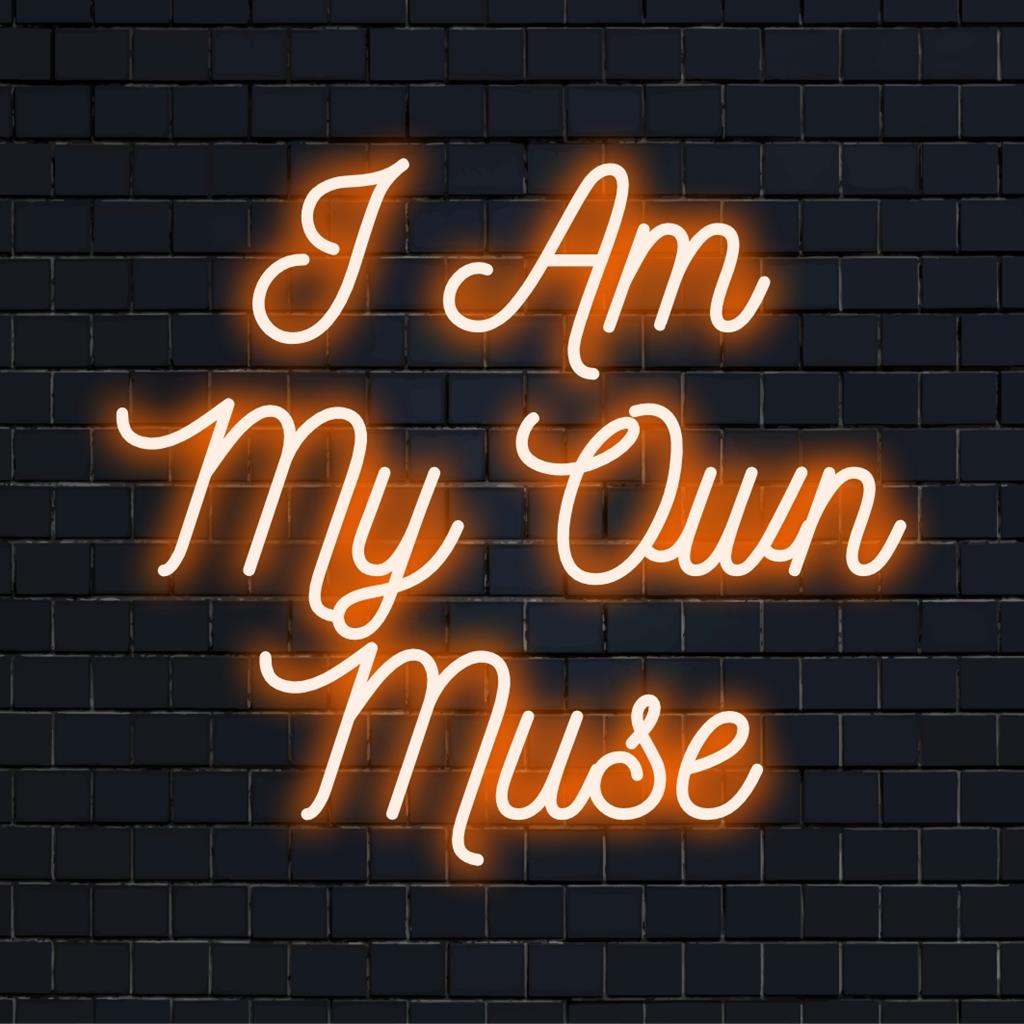 Leuchtendes LED-Neonschild mit der Aufschrift „I Am My Own Music“, perfekt als personalisiertes Neonzitat oder individuelles Neon-Wandkunstdekor.