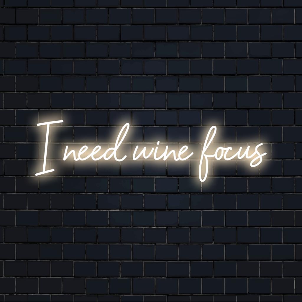 Individuelles LED-Neonschild mit dem leuchtenden Satz „I Need Wine“, perfekt, um dem Raum eines jeden Weinliebhabers eine leuchtende Note zu verleihen.
